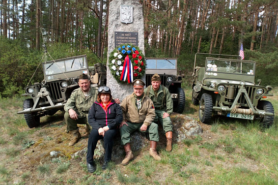 Položení věnce k památníku osvoboditelů obce Pole 30.4.2019
